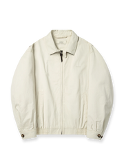 製品画像: ハリントンG9ヴィンテージジャケット全体展示。クラシックなオープンカラーデザインとヴィンテージウォッシュ加工で、洗練されたシルエットと柔らかな手触りが特徴のジャケット。

詳細画像: チェック柄ライニングとオープンカラー部分のディテール特写。ディテールのこだわりがヴィンテージ感を引き立て、上品なデザイン性を強調。