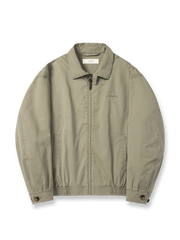 製品画像: ハリントンG9ヴィンテージジャケット全体展示。クラシックなオープンカラーデザインとヴィンテージウォッシュ加工で、洗練されたシルエットと柔らかな手触りが特徴のジャケット。

詳細画像: チェック柄ライニングとオープンカラー部分のディテール特写。ディテールのこだわりがヴィンテージ感を引き立て、上品なデザイン性を強調。