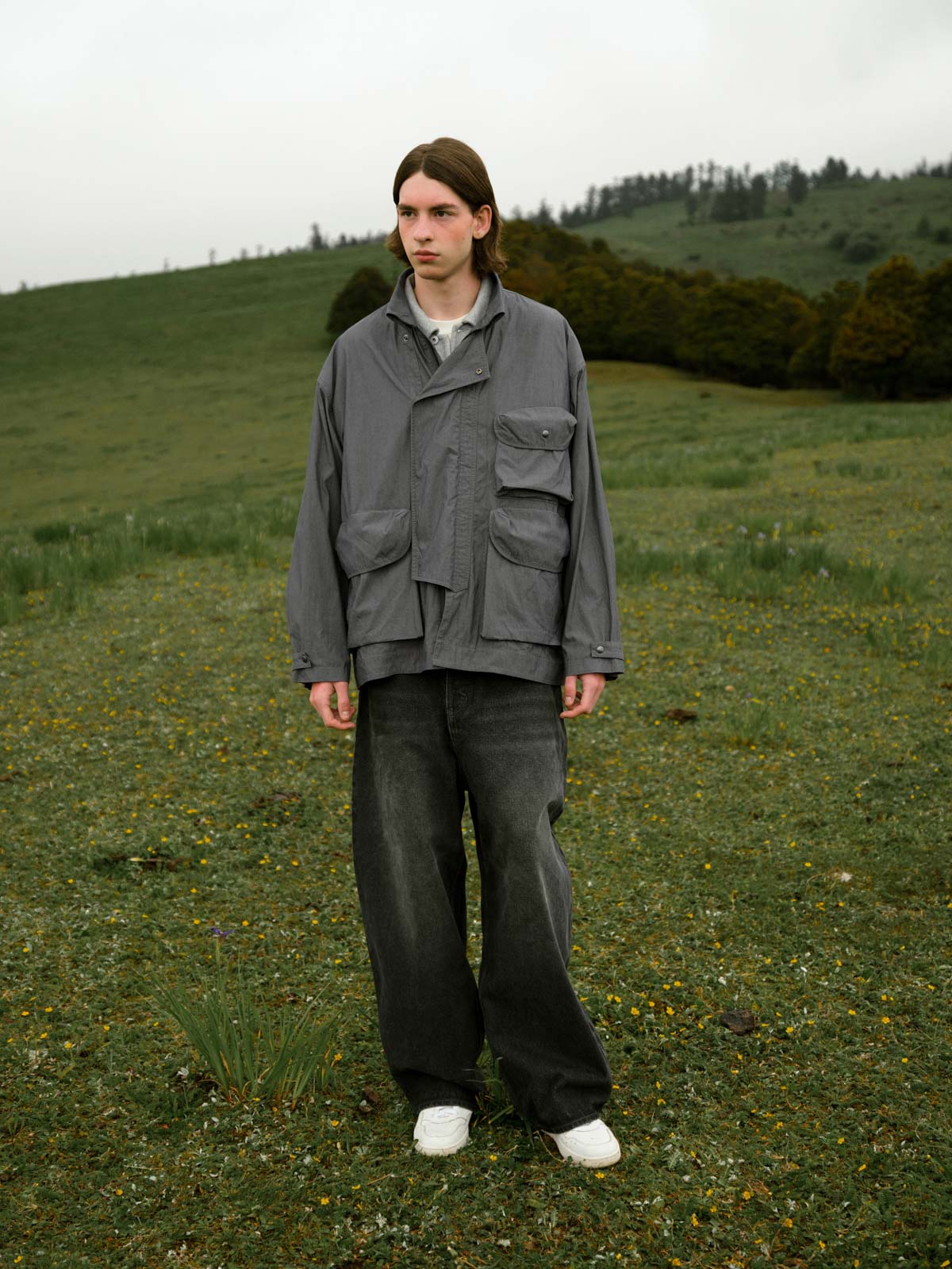 モデル着用のギャバジン混紡ヴィンテージワークジャケットの全体スタイリング