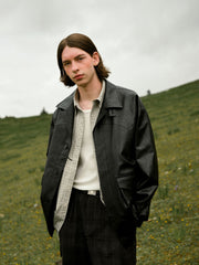  モデルが着用したヴィンテージハンティングミドルレザージャケットの全体コーディネート