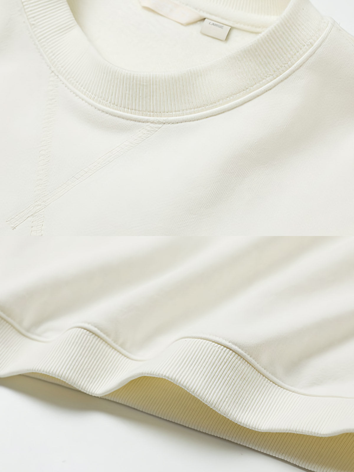 製品画像: 420gヘビーウェイト生地を使用したレトロなアメカジクルーネックスウェットの正面展示。シンプルでありながらクラシックなデザインを強調したアメカジスタイルの魅力を伝えます。

詳細画像: スウェット内側の起毛加工ディテール特写。高密度のヘビーウェイト生地と優れた保温性、柔らかな肌触りを強調し、製品の質感を強調。