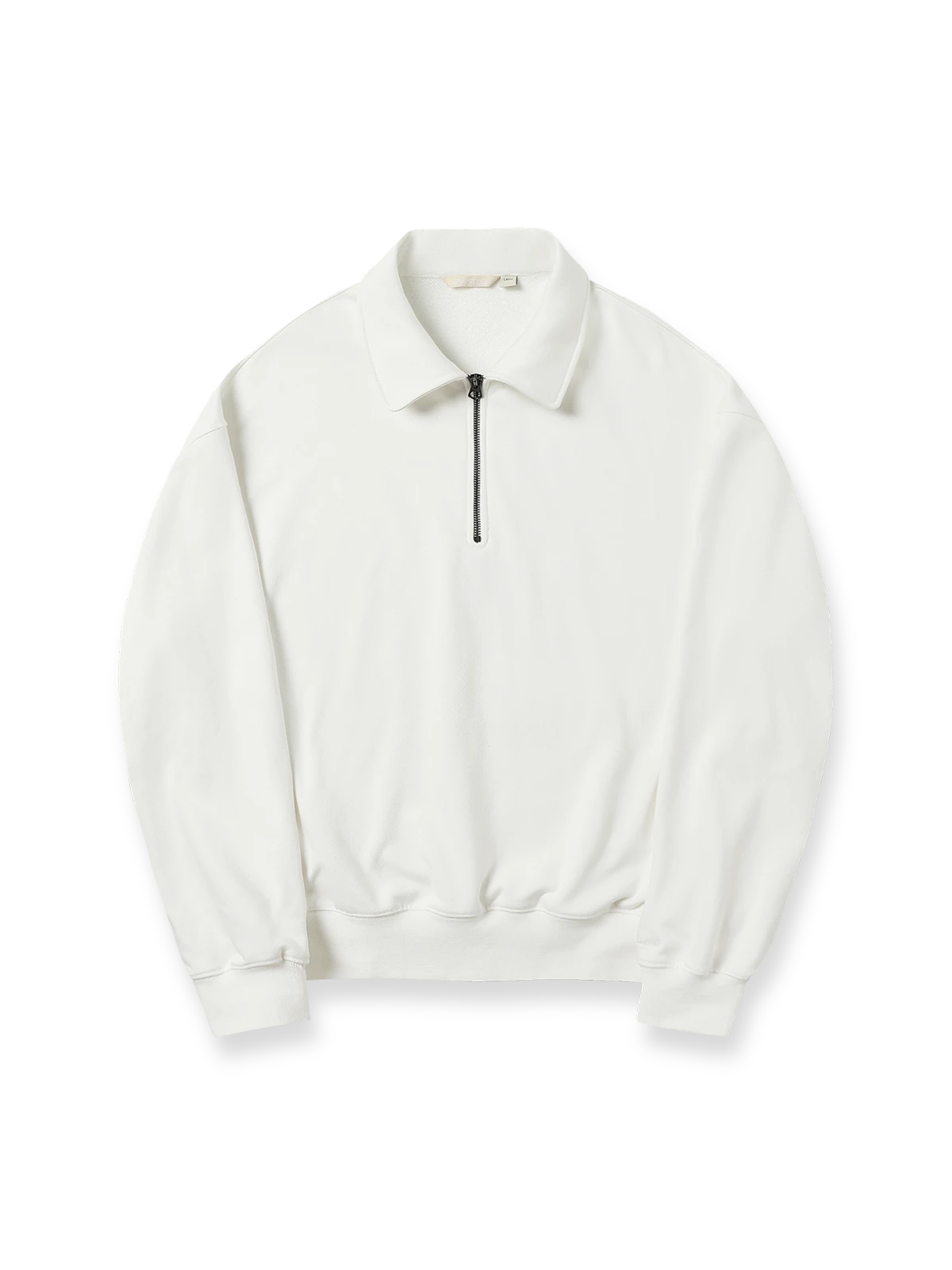 製品画像: ハーフジップ スタンドカラー スウェットの正面展示図。シンプルでありながら洗練されたアメカジスタイルを強調し、クラシックなデザインと快適さを兼ね備えたアイテム。

詳細画像: ハーフジップディテールとスタンドカラー部分のクローズアップ。しっかりとした手触りと滑らかな表面感を持つ高品質コットンポリエステル混紡素材のディテールにフォーカス。