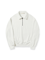 製品画像: ハーフジップ スタンドカラー スウェットの正面展示図。シンプルでありながら洗練されたアメカジスタイルを強調し、クラシックなデザインと快適さを兼ね備えたアイテム。

詳細画像: ハーフジップディテールとスタンドカラー部分のクローズアップ。しっかりとした手触りと滑らかな表面感を持つ高品質コットンポリエステル混紡素材のディテールにフォーカス。