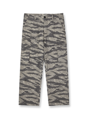 製品画像: ツリーカモ柄のストレートカーゴパンツ全体展示、100%ウォッシュドスラブコットン素材のヴィンテージ感が特徴的なデザイン
詳細画像: カーゴポケットの機能性とツリーカモデザインのディテールに焦点を当てた特写