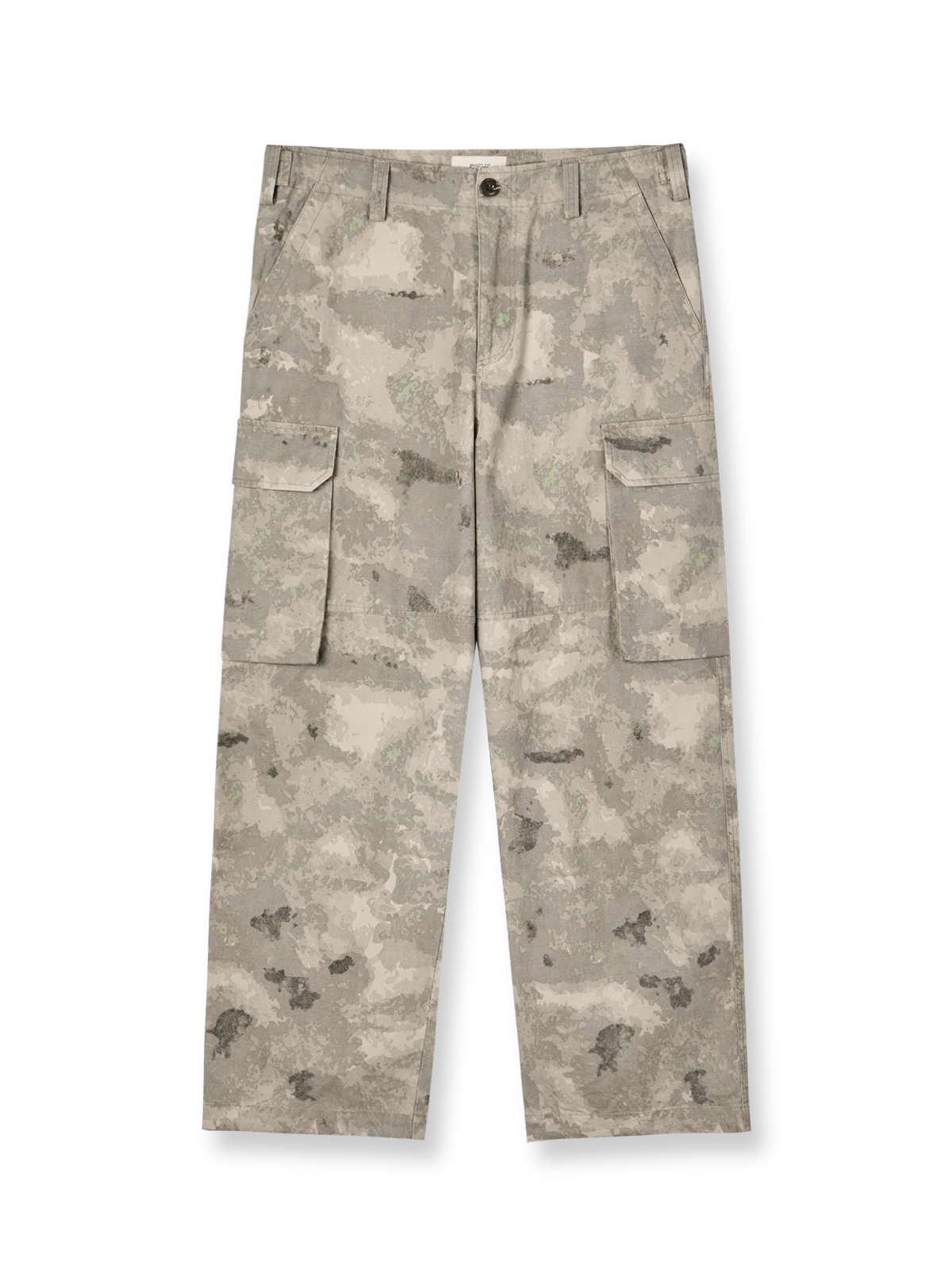 製品画像: ツリーカモ柄のストレートカーゴパンツ全体展示、100%ウォッシュドスラブコットン素材のヴィンテージ感が特徴的なデザイン
詳細画像: カーゴポケットの機能性とツリーカモデザインのディテールに焦点を当てた特写