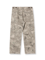 製品画像: ツリーカモ柄のストレートカーゴパンツ全体展示、100%ウォッシュドスラブコットン素材のヴィンテージ感が特徴的なデザイン
詳細画像: カーゴポケットの機能性とツリーカモデザインのディテールに焦点を当てた特写