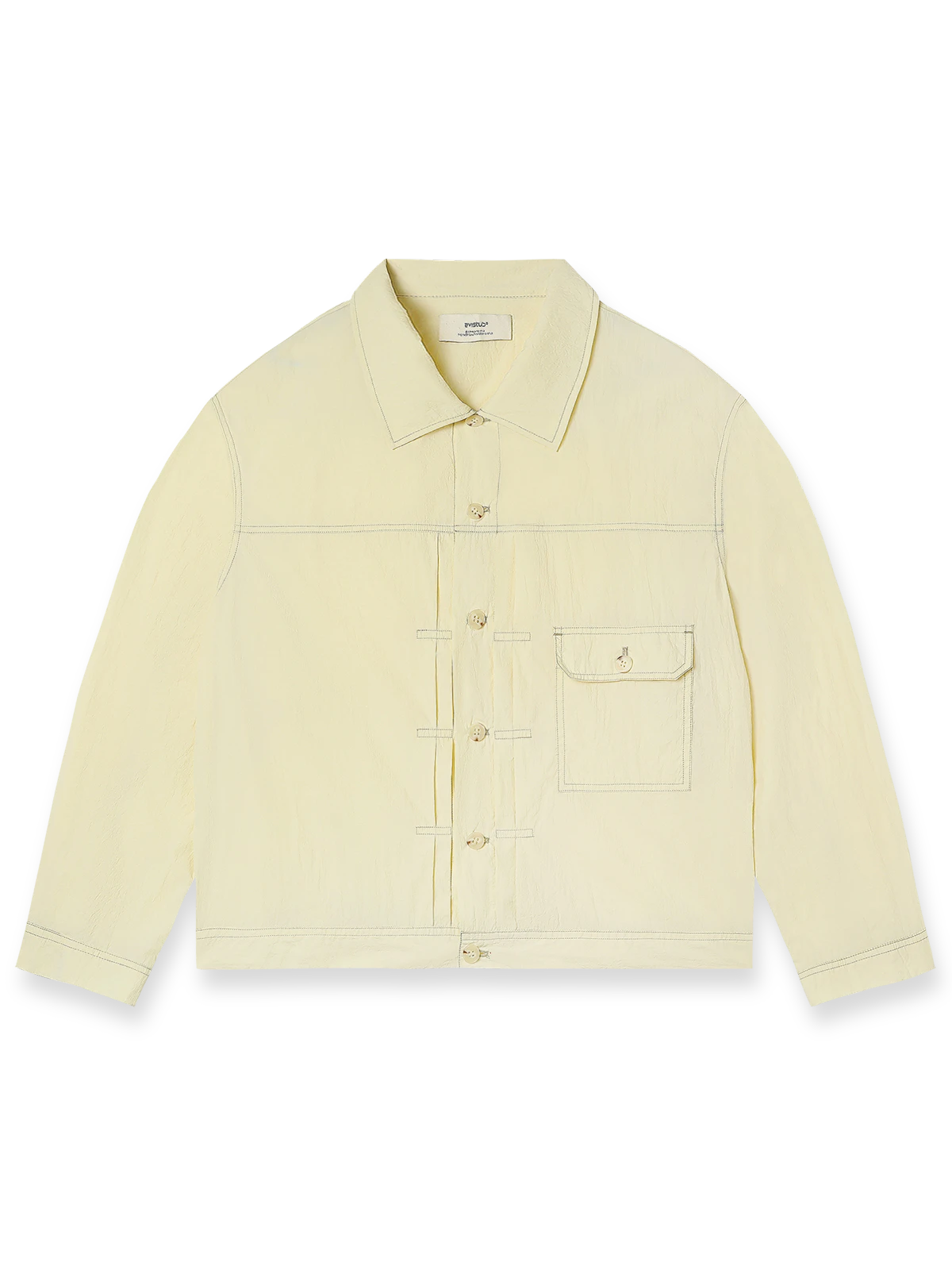 製品画像: UPF50+ 軽量サンプロテクションナイロンジャケットの全体展示。レトロなカーゴスタイルと現代的な機能性が融合したデザイン。紫外線対策と撥水機能を備えた軽量素材が、快適さと耐久性を提供し、夏のアウトドアや日常的な使用に最適なジャケットです。
詳細画像: UPF50+の高い紫外線防止効果を持つナイロン素材と、デザイン性の高いカーゴポケット部分のディテール特写。通気性があり、撥水性にも優れ、長時間の使用でも快適に過ごせるよう設計されています。