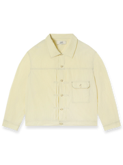 製品画像: UPF50+ 軽量サンプロテクションナイロンジャケットの全体展示。レトロなカーゴスタイルと現代的な機能性が融合したデザイン。紫外線対策と撥水機能を備えた軽量素材が、快適さと耐久性を提供し、夏のアウトドアや日常的な使用に最適なジャケットです。
詳細画像: UPF50+の高い紫外線防止効果を持つナイロン素材と、デザイン性の高いカーゴポケット部分のディテール特写。通気性があり、撥水性にも優れ、長時間の使用でも快適に過ごせるよう設計されています。