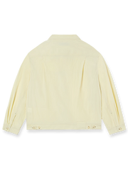 製品画像: UPF50+ 軽量サンプロテクションナイロンジャケットの全体展示。レトロなカーゴスタイルと現代的な機能性が融合したデザイン。紫外線対策と撥水機能を備えた軽量素材が、快適さと耐久性を提供し、夏のアウトドアや日常的な使用に最適なジャケットです。
詳細画像: UPF50+の高い紫外線防止効果を持つナイロン素材と、デザイン性の高いカーゴポケット部分のディテール特写。通気性があり、撥水性にも優れ、長時間の使用でも快適に過ごせるよう設計されています。