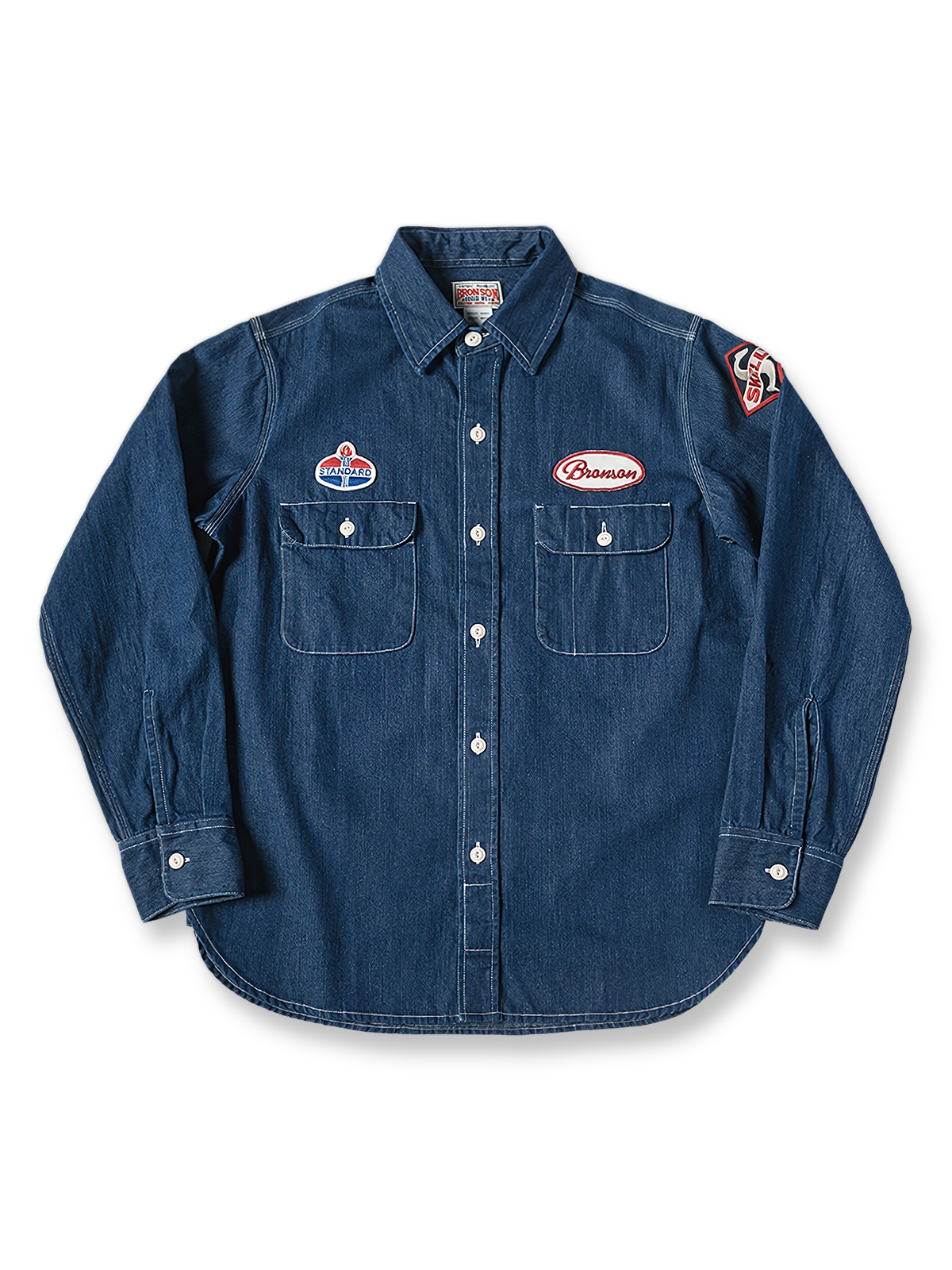 ヴィンテージ刺繍パッチガソリンステーションワークシャツの全体像を展示し、独特なデザインとディテールが強調されています。