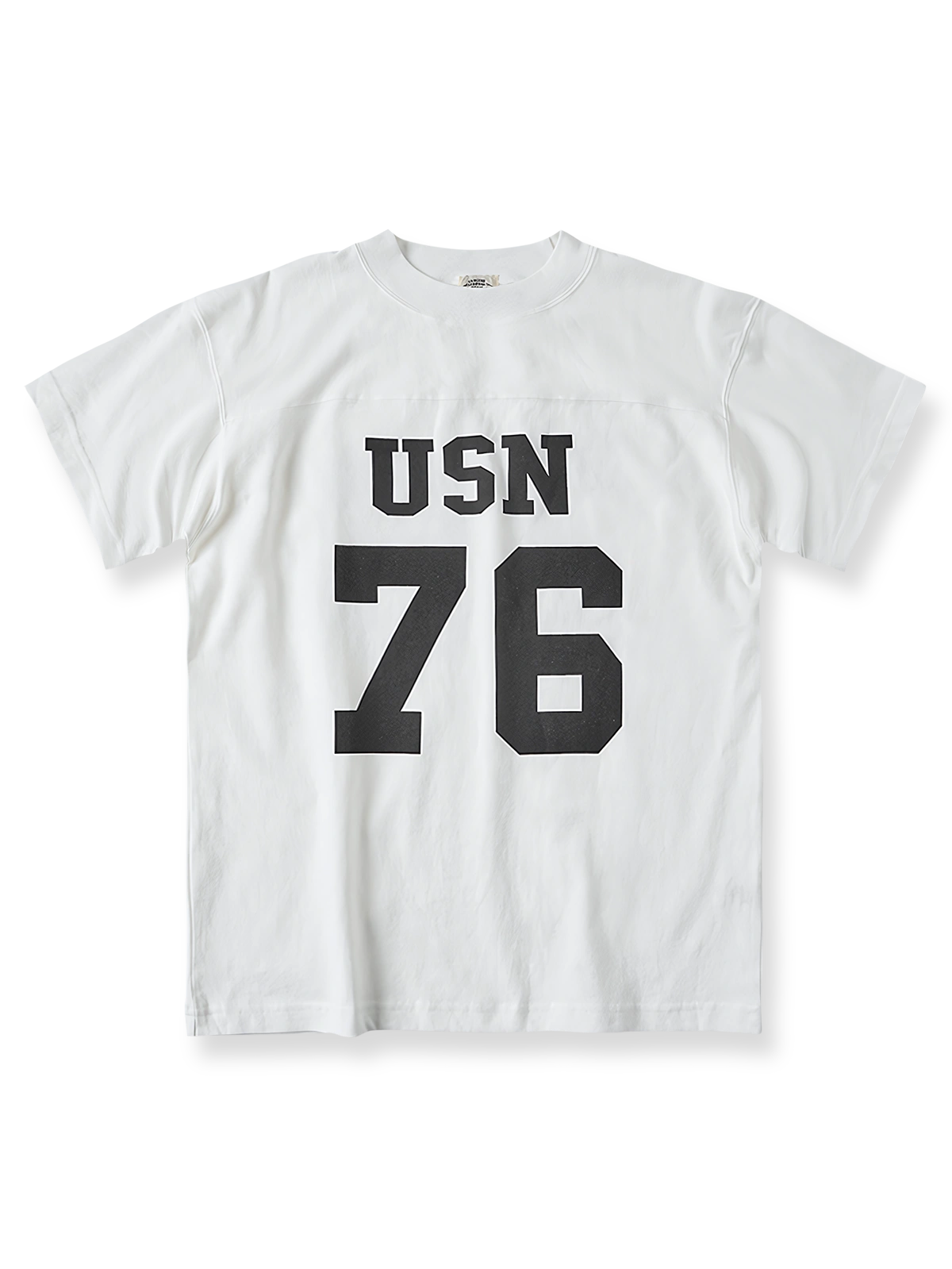 海軍88号アメリカンフットボール半袖ピュアコットンTシャツのフロントビュー、特に大胆な数字と文字デザインを強調。