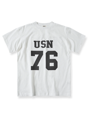 海軍88号アメリカンフットボール半袖ピュアコットンTシャツのフロントビュー、特に大胆な数字と文字デザインを強調。