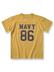 Tシャツのテクスチャーとディテールのクローズアップ、素材の天然感と耐久性を示す。