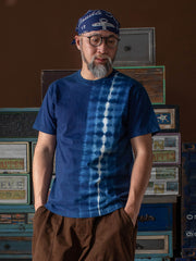 モデルが手作り藍染めタイダイ純綿Tシャツを着用、無地のカジュアルショーツとキャンバスシューズで完璧な週末カジュアルスタイル