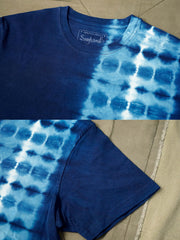 ディテールクローズアップ：手作り藍染めタイダイTシャツの生命力あふれるパターンと深い藍色、伝統的な手作り技術
