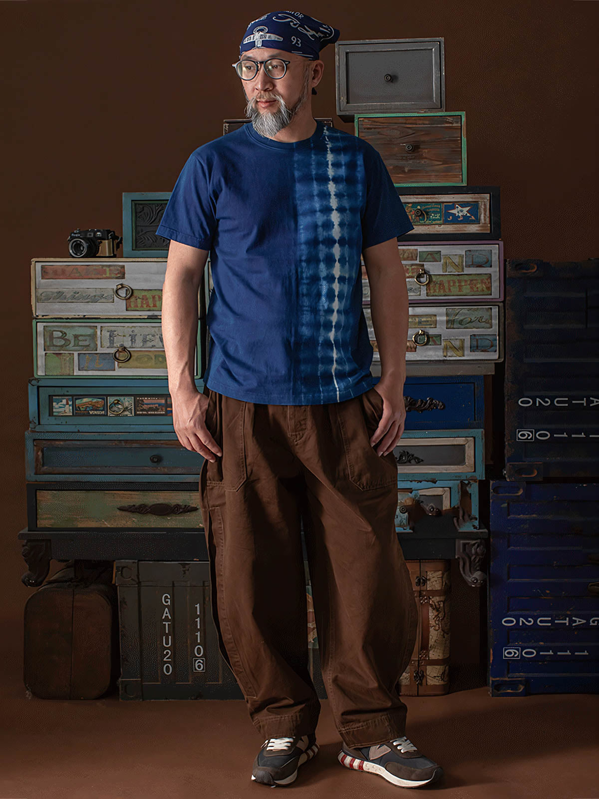 モデルが手作り藍染めタイダイ純綿Tシャツを着用、無地のカジュアルショーツとキャンバスシューズで完璧な週末カジュアルスタイル