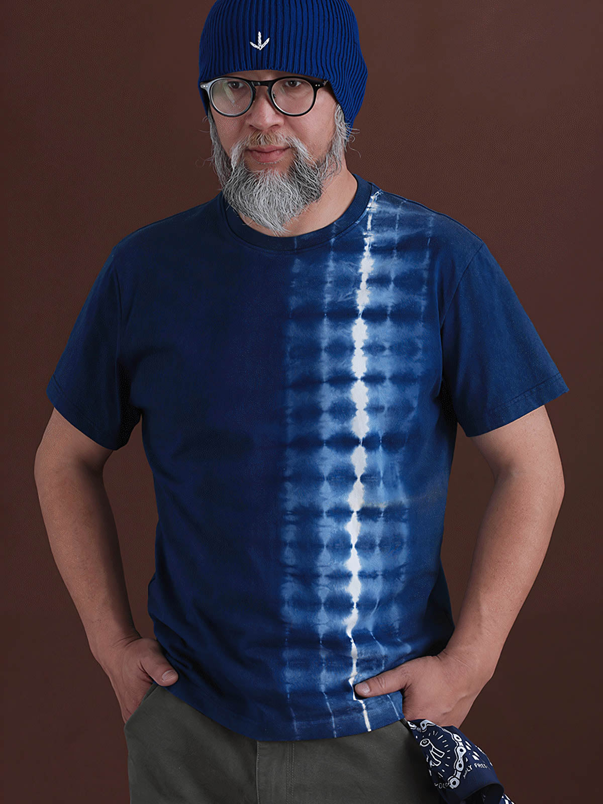 モデルが手作り藍染めタイダイ純綿Tシャツを着用、無地のカジュアルショーツとキャンバスシューズで完璧な週末カジュアルスタイル