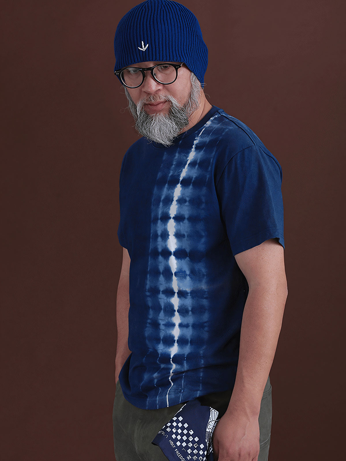 モデルが手作り藍染めタイダイ純綿Tシャツを着用、無地のカジュアルショーツとキャンバスシューズで完璧な週末カジュアルスタイル