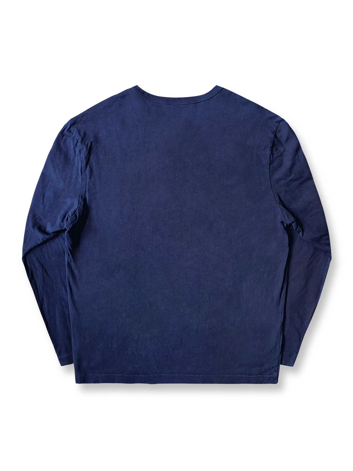 製品画像
伝統的な藍染め技法を施したヘンリーネック長袖Tシャツの全体画像。260gの厚手コットン素材とクラシックなデザインが際立つ一枚。

詳細画像
藍染めによる独特なグラデーションと、染色されたコットン縫い目の細部を強調したクローズアップ画像。1点ごとに異なる色合いや職人の手作り感が魅力。