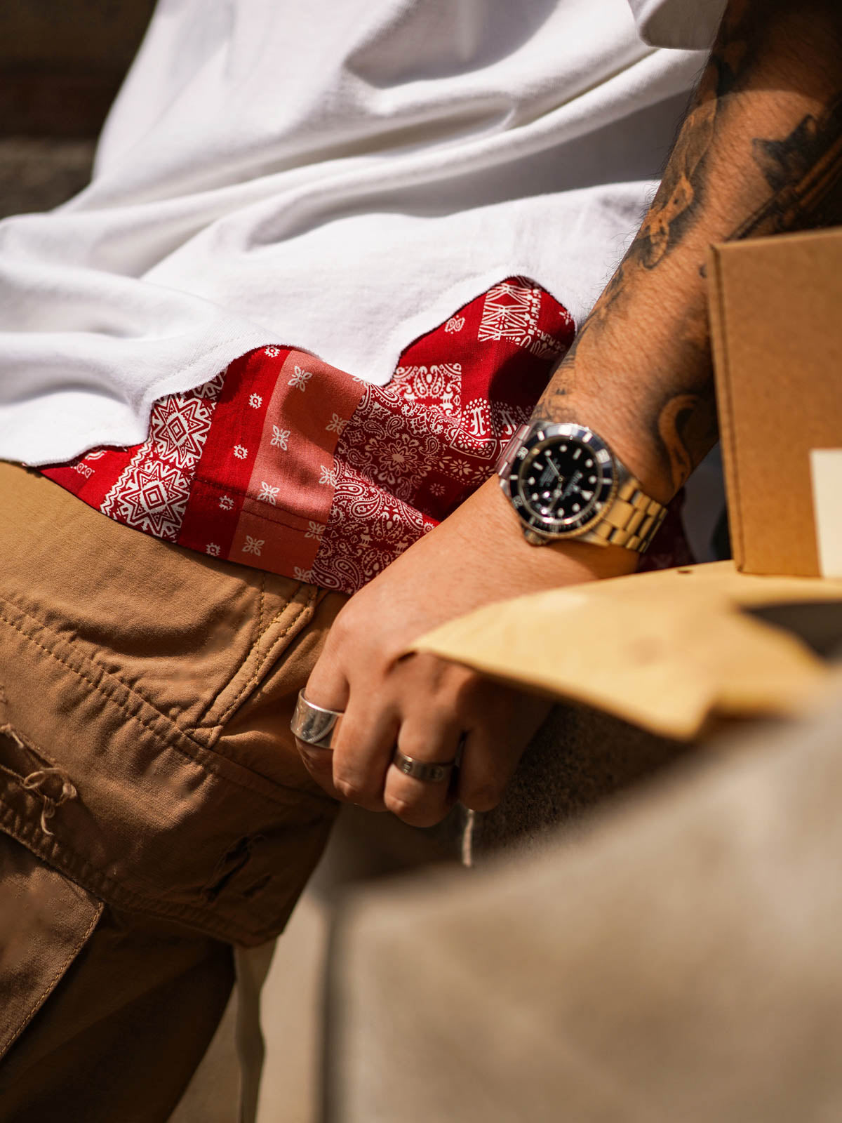 モデル画像: モデルがペイズリーパッチワークポケット付き半袖Tシャツを着用している様子