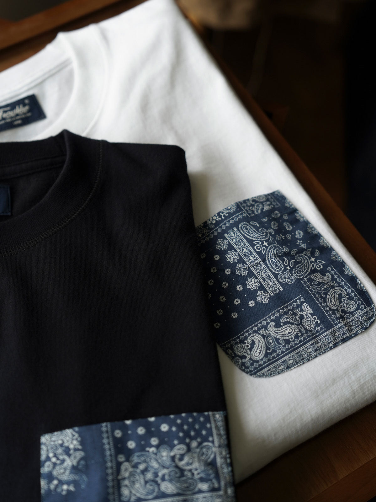 Tシャツのペイズリー柄ウォッシュ加工ポケットのディテール