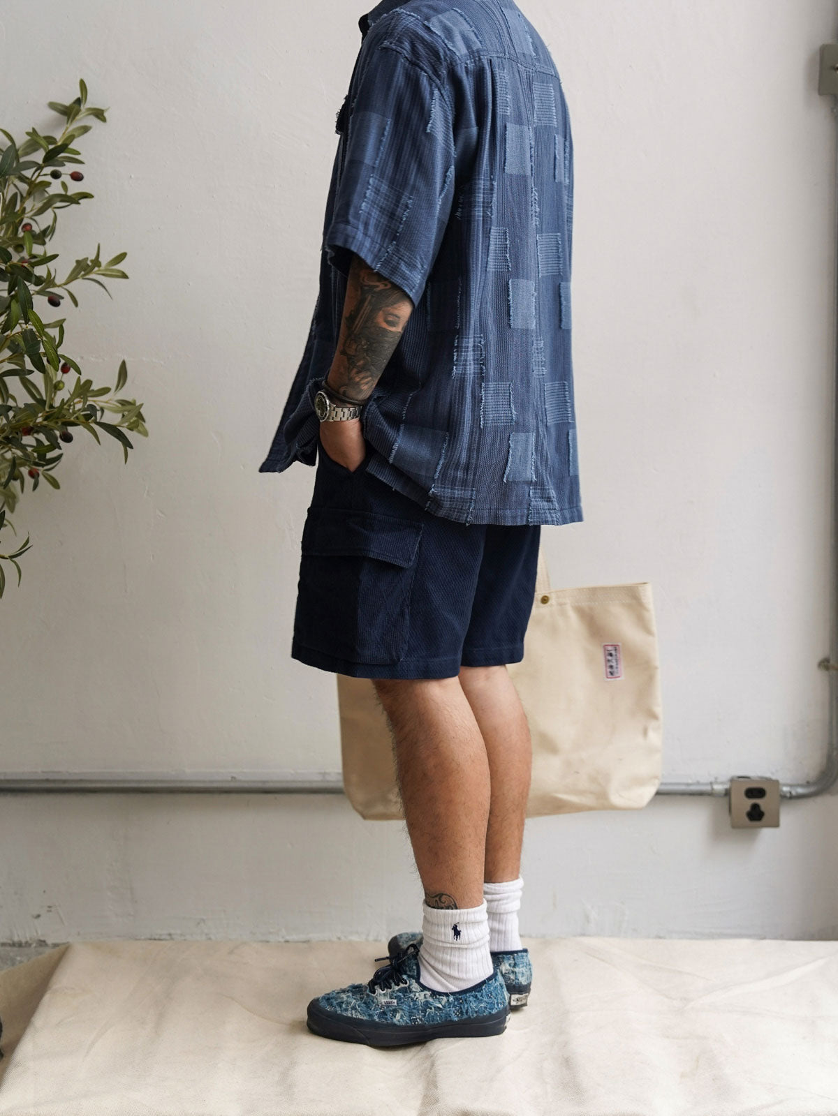 モデル画像: モデルがシャツを着用している様子