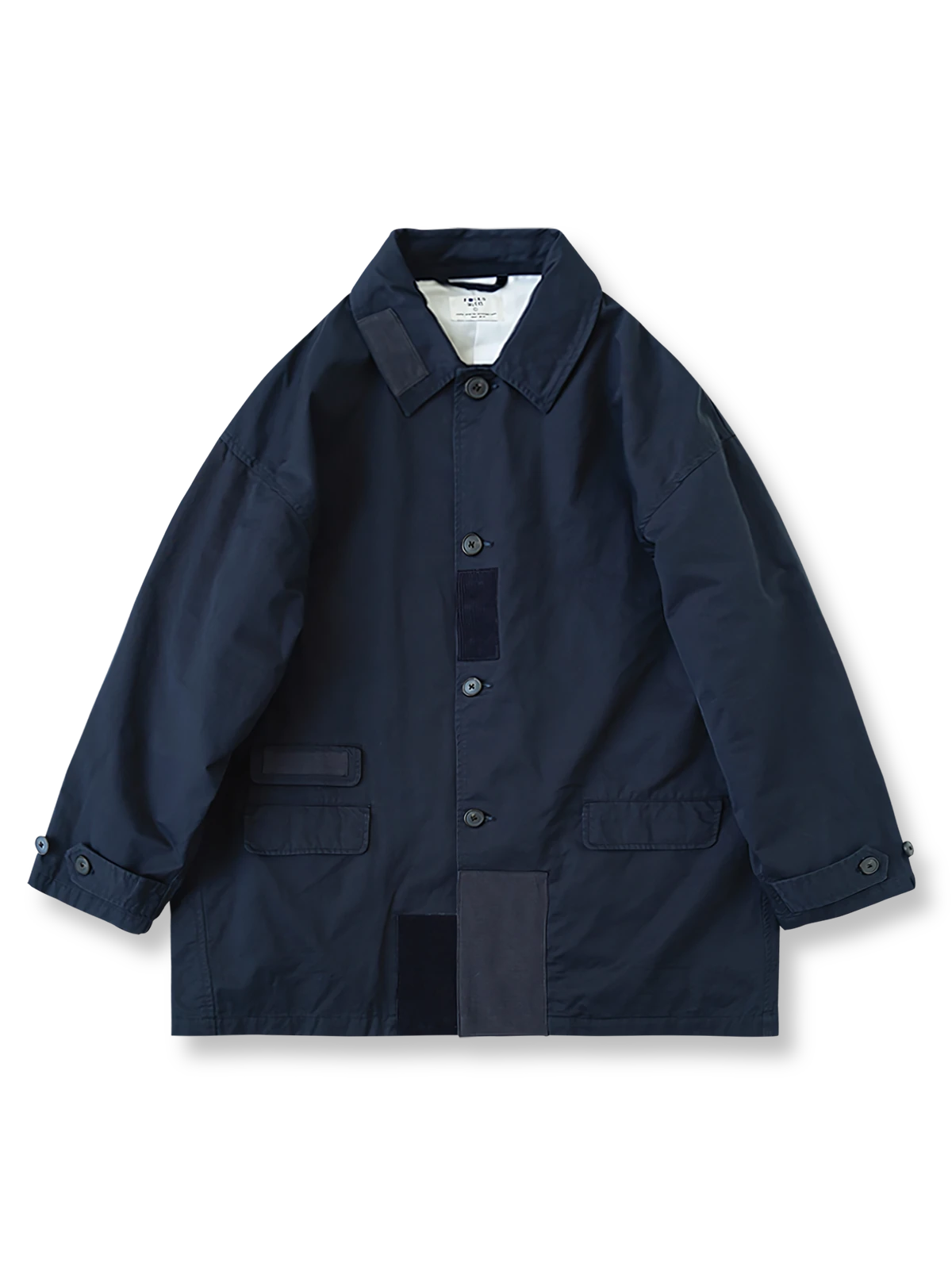 製品画像
クラシック バルマカーンコートの正面デザイン。Aラインシルエットと同系色のパッチワークデザインが際立ち、ブリティッシュスタイルの優雅さを表現

詳細画像
ヴィンテージ牛骨ボタンとフラップ付き暗ポケットのディテール特写。パッチワークデザインの不規則な切り替えラインが工芸美を際立たせ、耐久性と実用性が融合した細部の仕上がり