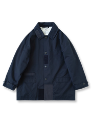 製品画像
クラシック バルマカーンコートの正面デザイン。Aラインシルエットと同系色のパッチワークデザインが際立ち、ブリティッシュスタイルの優雅さを表現

詳細画像
ヴィンテージ牛骨ボタンとフラップ付き暗ポケットのディテール特写。パッチワークデザインの不規則な切り替えラインが工芸美を際立たせ、耐久性と実用性が融合した細部の仕上がり