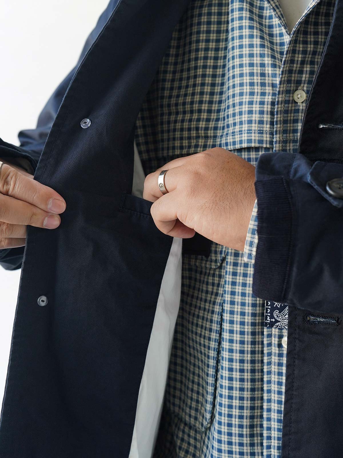 製品画像
クラシック バルマカーンコートの正面デザイン。Aラインシルエットと同系色のパッチワークデザインが際立ち、ブリティッシュスタイルの優雅さを表現

詳細画像
ヴィンテージ牛骨ボタンとフラップ付き暗ポケットのディテール特写。パッチワークデザインの不規則な切り替えラインが工芸美を際立たせ、耐久性と実用性が融合した細部の仕上がり