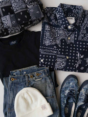 製品画像
ペイズリー柄シアサッカーシャツの正面デザイン。アメリカンバンダナ文化を反映した不規則なプリントパターンと、軽量で通気性の高いシアサッカー生地が特徴

詳細画像
3つのポケットと独特なシワ感を持つシアサッカー生地のディテール。18針/3cmの高密度縫製工法による精密な仕上がりが際立つ