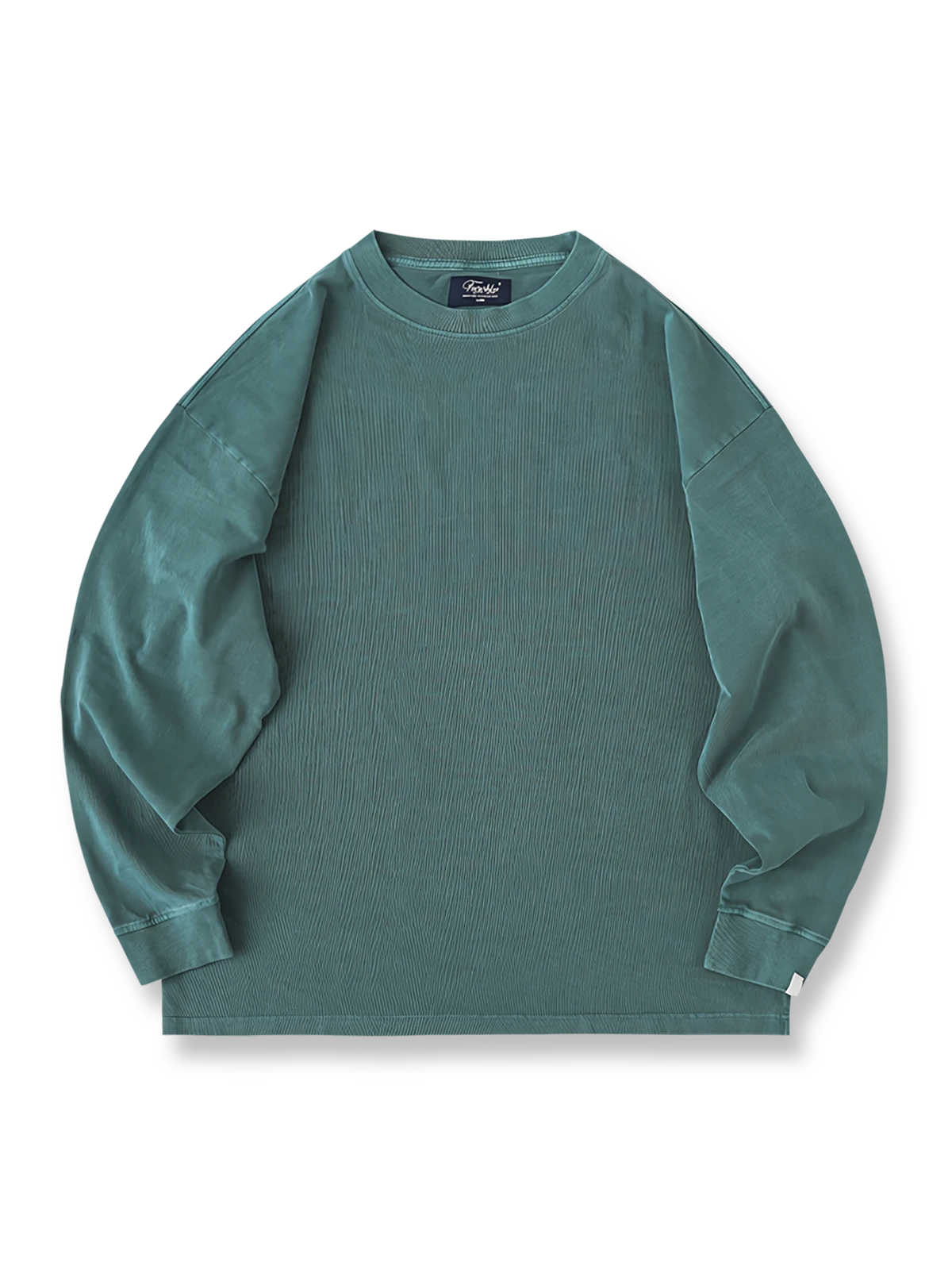 製品画像
ヴィンテージ蝋染めスウェットシャツ正面デザイン。グレイッシュグリーンやデニムブルーなどの植物染料で仕上げた深みのある色合いと、ルーズフィットのシルエットが特徴。日本伝統の蝋染め技法によるユニークな色彩表現が際立つ一着

詳細画像
ネックライン周辺の精密な3cmあたり18針ステッチと、蝋染め加工で生まれる独特な色彩の層次感を特写。二重構造の肩テープとサイドステッチのディテールが、耐久性と快適な着心地を提供する仕上がり