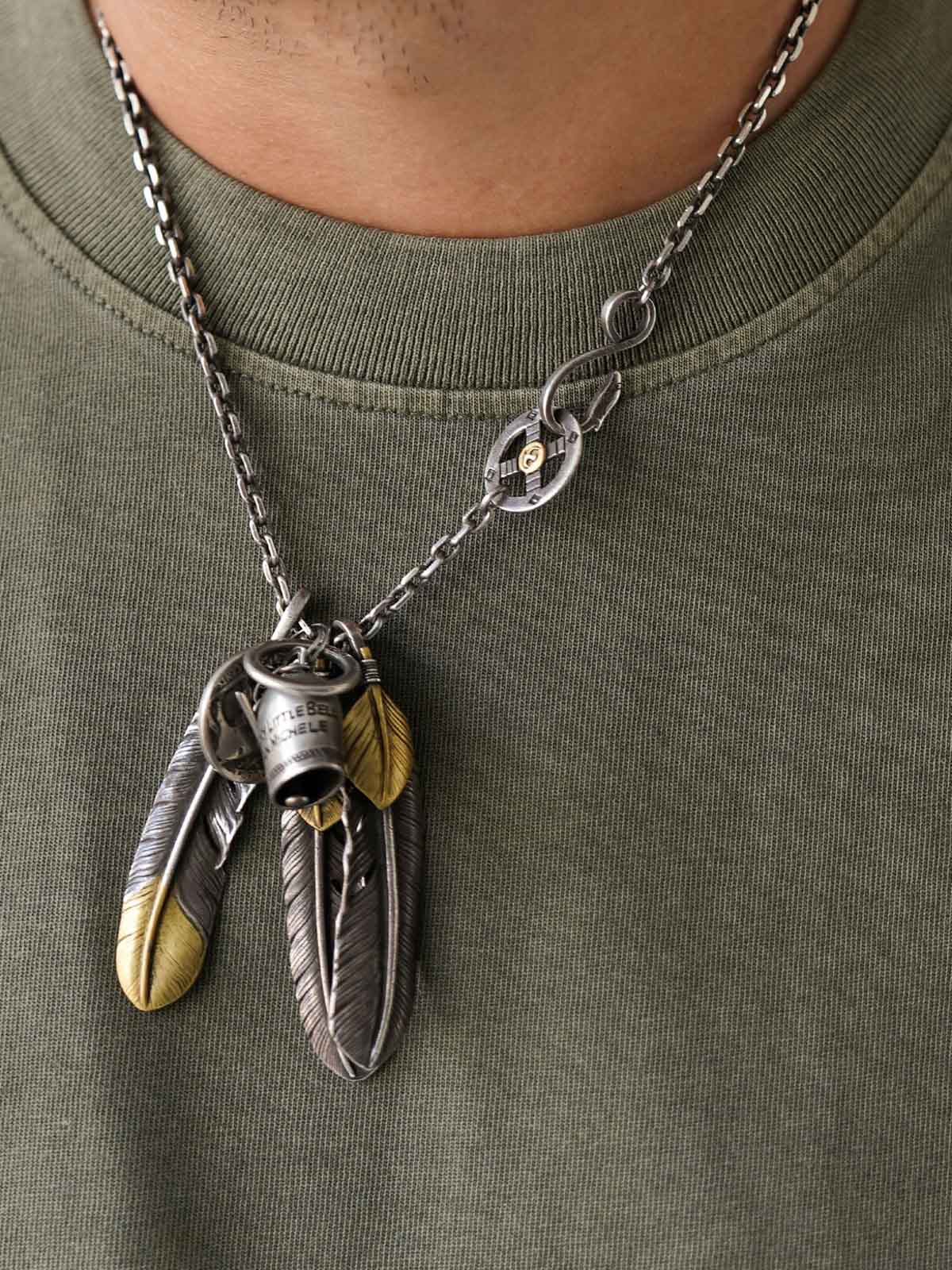 詳細画像
ネックライン周辺の精密な3cmあたり18針ステッチと、蝋染め加工で生まれる独特な色彩の層次感を特写。二重構造の肩テープとサイドステッチのディテールが、耐久性と快適な着心地を提供する仕上がり

モデル画像
ヴィンテージ蝋染めスウェットシャツを使った日式ワークウェアスタイルのコーディネート例。リラックス感あるドロップショルダーと、ストレートデニムパンツを合わせた自然体のヴィンテージスタイルを演出