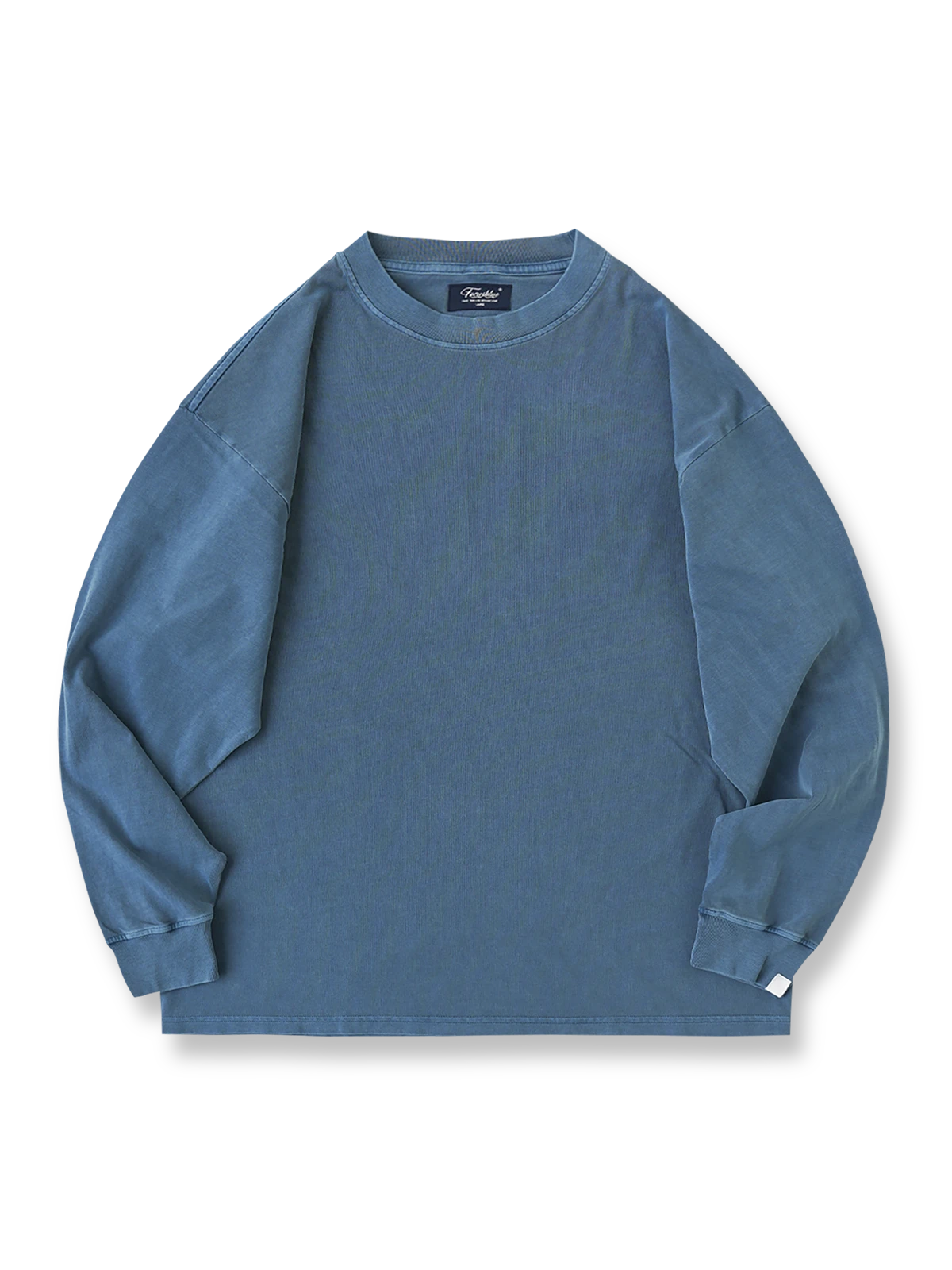 製品画像
ヴィンテージ蝋染めスウェットシャツ正面デザイン。グレイッシュグリーンやデニムブルーなどの植物染料で仕上げた深みのある色合いと、ルーズフィットのシルエットが特徴。日本伝統の蝋染め技法によるユニークな色彩表現が際立つ一着

詳細画像
ネックライン周辺の精密な3cmあたり18針ステッチと、蝋染め加工で生まれる独特な色彩の層次感を特写。二重構造の肩テープとサイドステッチのディテールが、耐久性と快適な着心地を提供する仕上がり