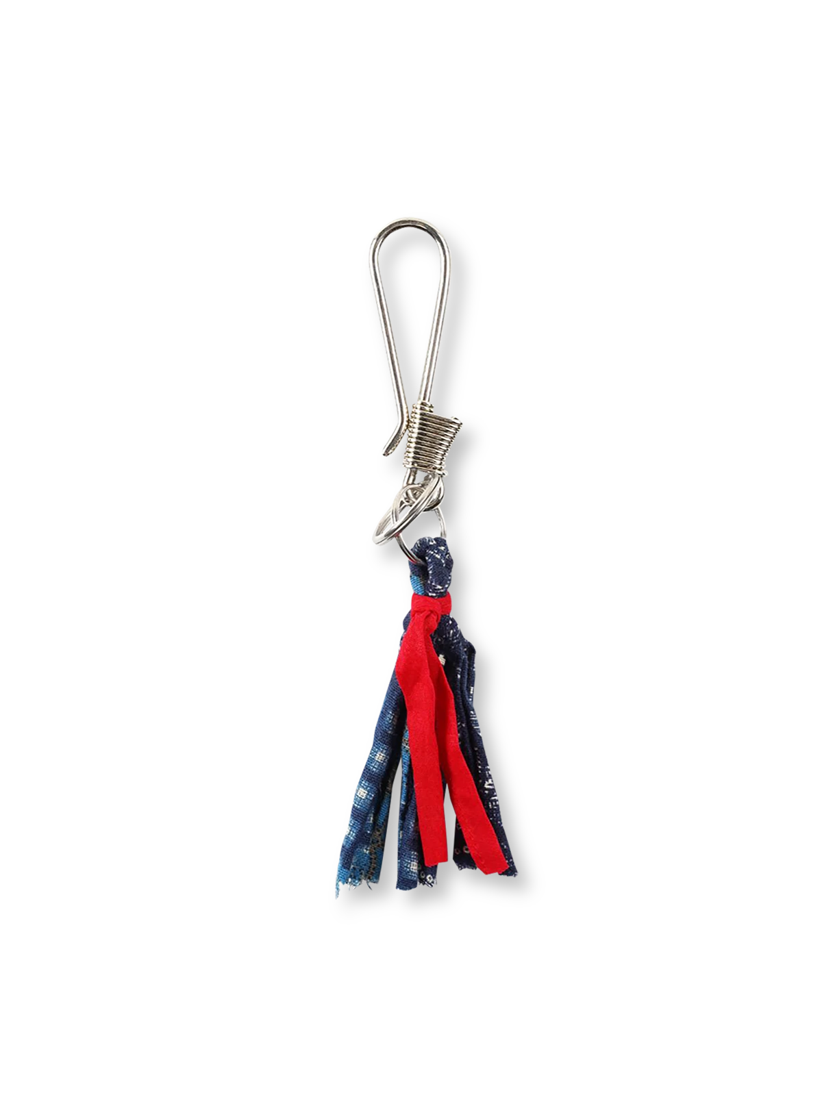 製品画像
「ペイズリー柄 藍染め キーホルダー全体イメージ。ブラス素材のフックと伝統的な藍染め古布が特徴のヴィンテージ風デザイン。」

詳細画像
「手作りのワイヤー巻き仕上げが施されたブラス製フックと、ペイズリー柄藍染めフリンジのディテールクローズアップ。」