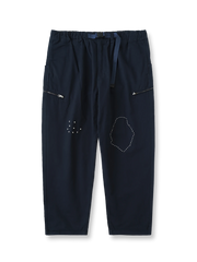 製品画像
「刺し子の伝統工芸を取り入れたハンド刺し子テーパードパンツ全体イメージ。高密度磨毛コットンツイル生地を使用し、快適さと耐久性を兼ね備えたデザイン。」

詳細画像
「非対称の刺し子刺繍ディテールと大容量の弧形ポケットをクローズアップ。膝部分の左右異なる刺繍パターンが立体感を強調。」