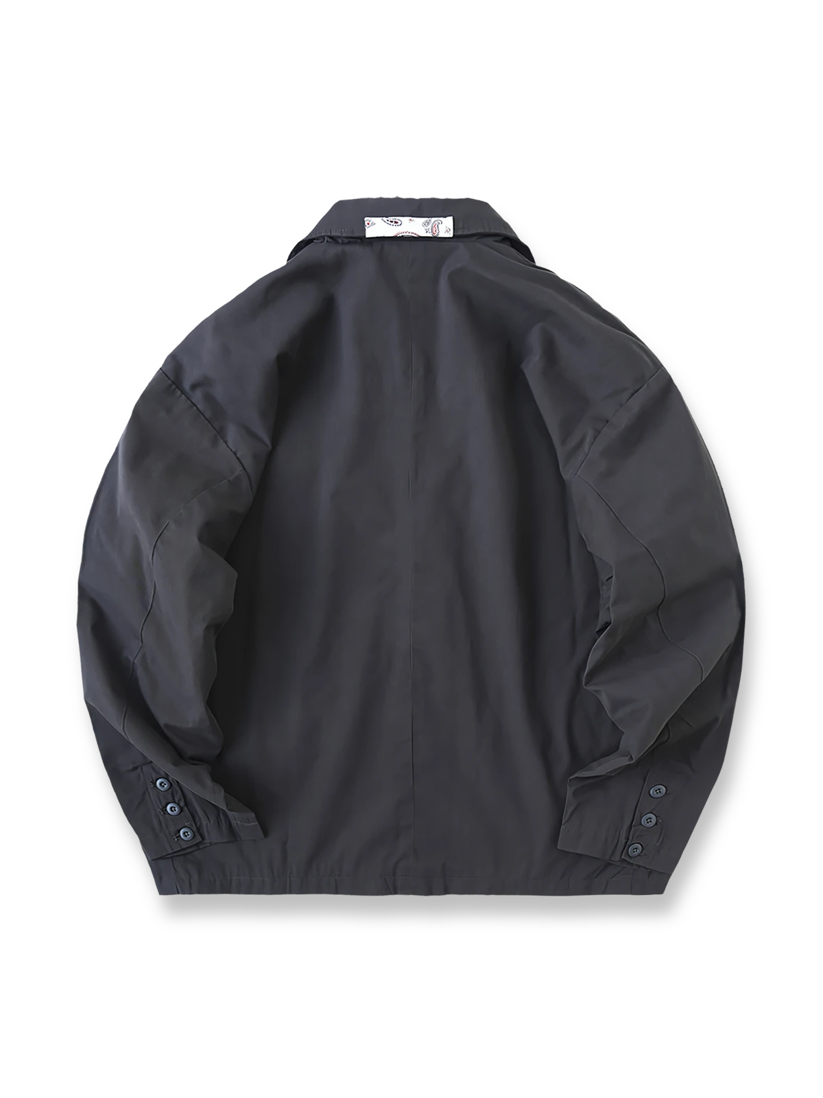 製品画像
「ヴィンテージ ペイズリー柄パッチルーズフィット テーラードジャケット全体イメージ。撥水素材と不規則なペイズリー柄パッチデザインが特徴のカジュアルな一着。」

詳細画像
「不規則に配置されたペイズリー柄パッチと高密度ヘリンボーン裏地のディテールクローズアップ。機能性とファッション性を融合したデザイン。」