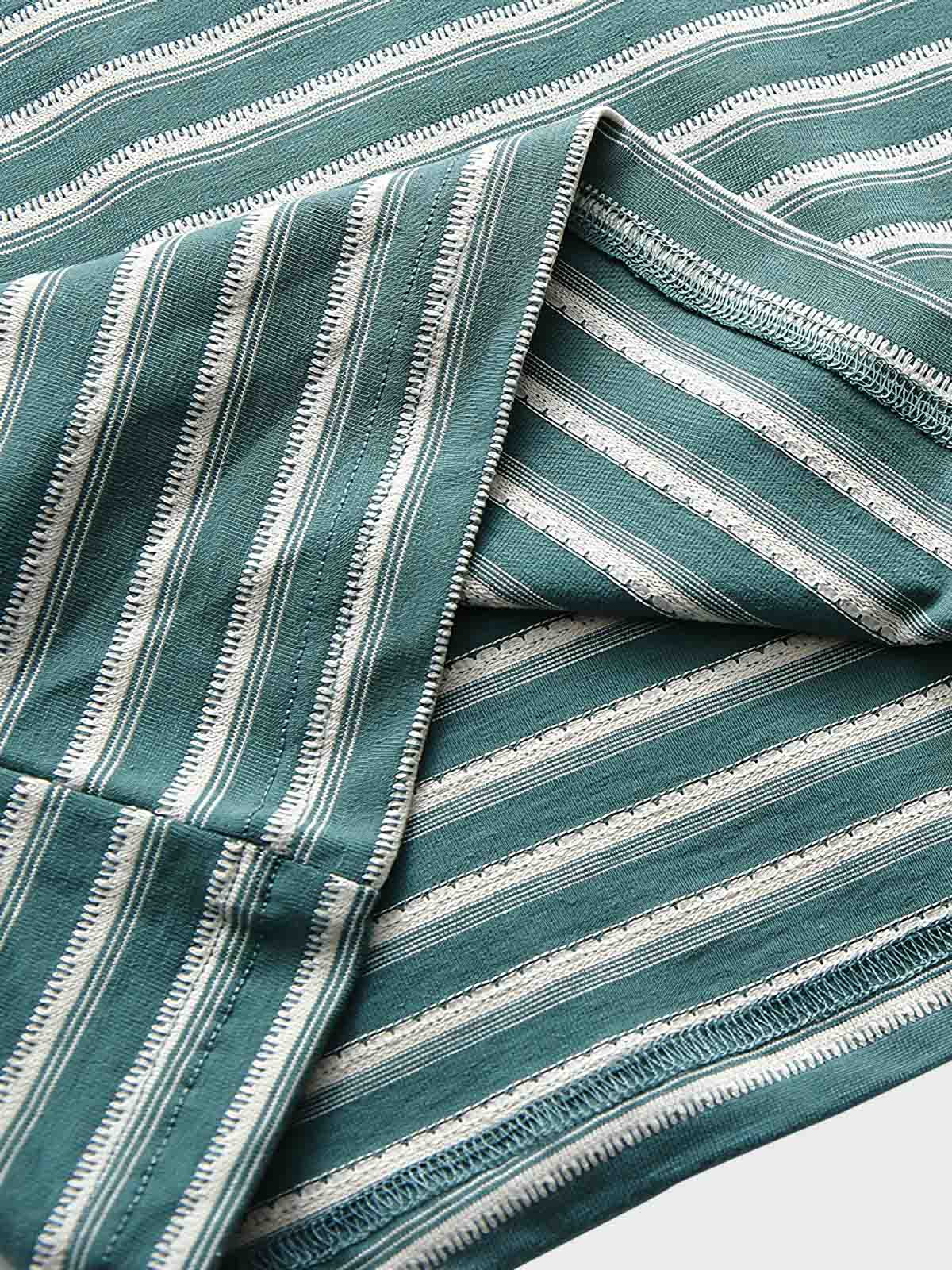 Tシャツの調節可能なドローストリング襟のクローズアップ。詳細なステッチとストライプパターンが特徴。