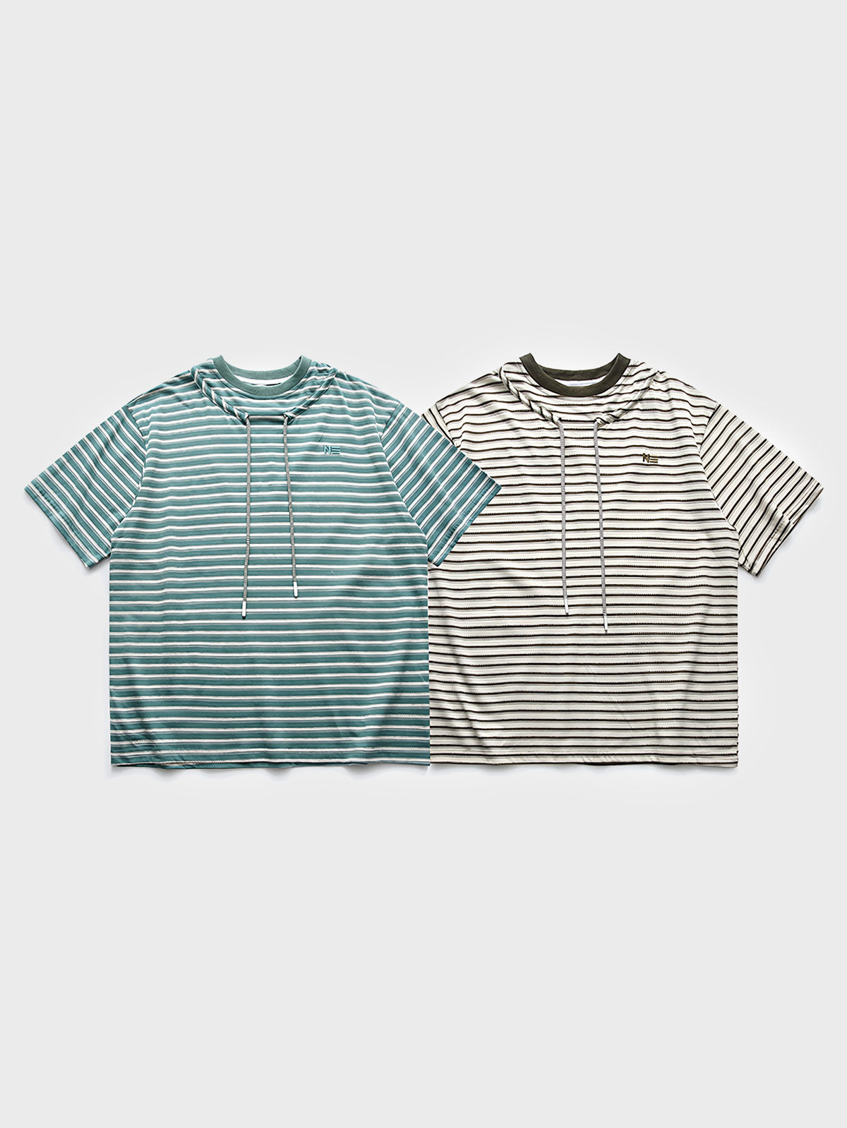 純綿製のストライプパターン半袖Tシャツ。ドローストリング付きの襟が特徴で、カジュアルなスタイルを演出します。