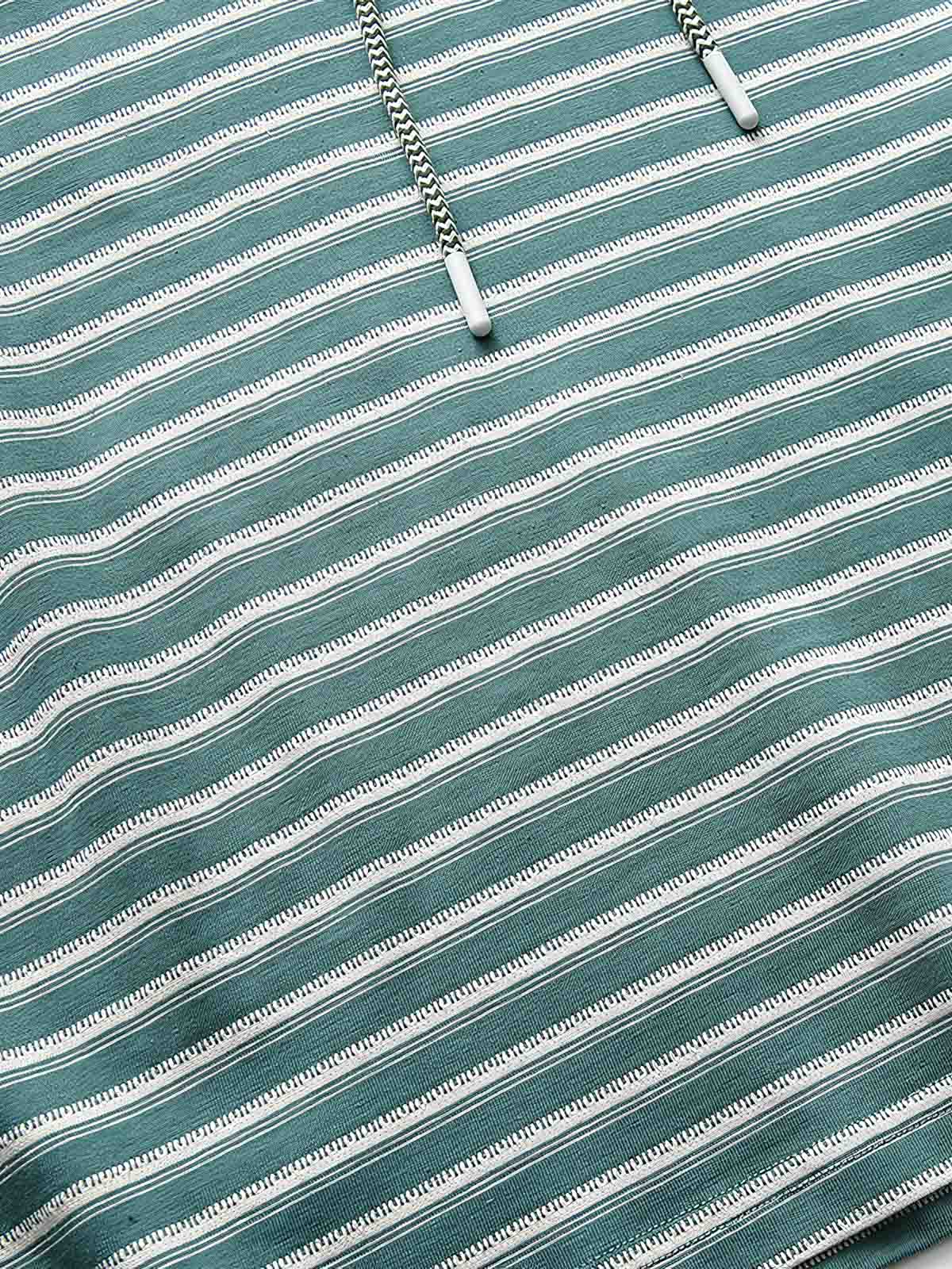 Tシャツの調節可能なドローストリング襟のクローズアップ。詳細なステッチとストライプパターンが特徴。