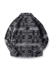 製品画像：
ナバホ族の幾何学模様が融合したウール混シャツ。暖かく快適、民族的な魅力が溢れたデザイン。秋冬にぴったりな一着。

詳細画像：
ウール混生地で耐久性と快適性を兼ね備えたナバホ柄シャツ。対称的なダブルポケットデザインが機能性を高め、レトロでアート感のある仕上がり。