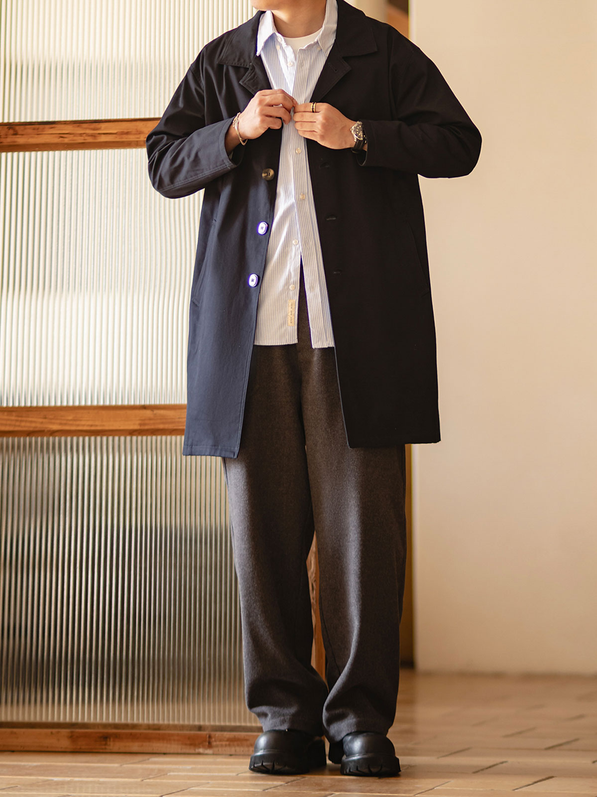 詳細画像: ウエストゴム仕様とスナップボタン付き裾のディテールアップ画像
モデル画像: 冬のカジュアルコーディネートで着用したメンズヴィンテージパンツのスタイル画像