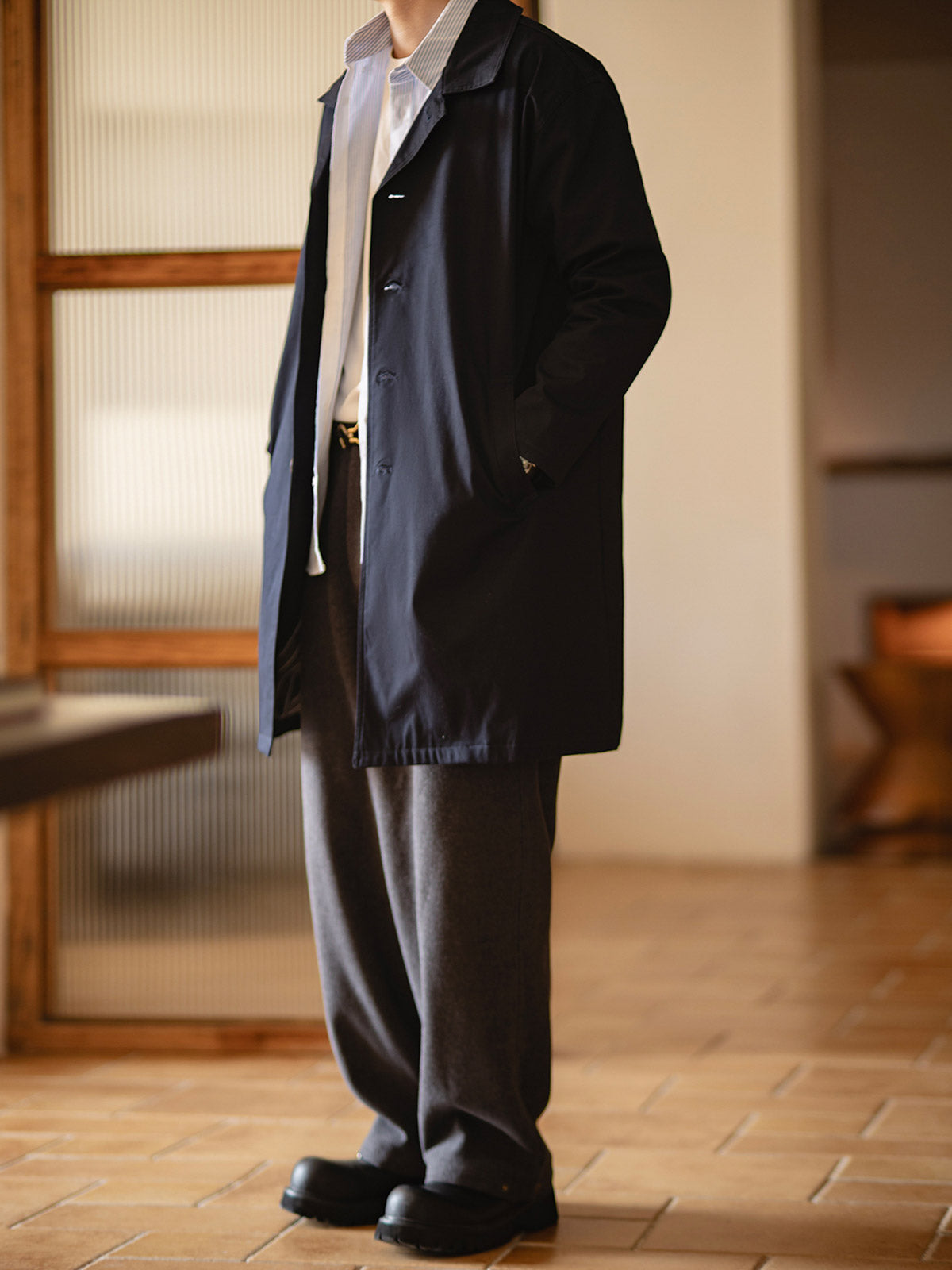 詳細画像: ウエストゴム仕様とスナップボタン付き裾のディテールアップ画像
モデル画像: 冬のカジュアルコーディネートで着用したメンズヴィンテージパンツのスタイル画像