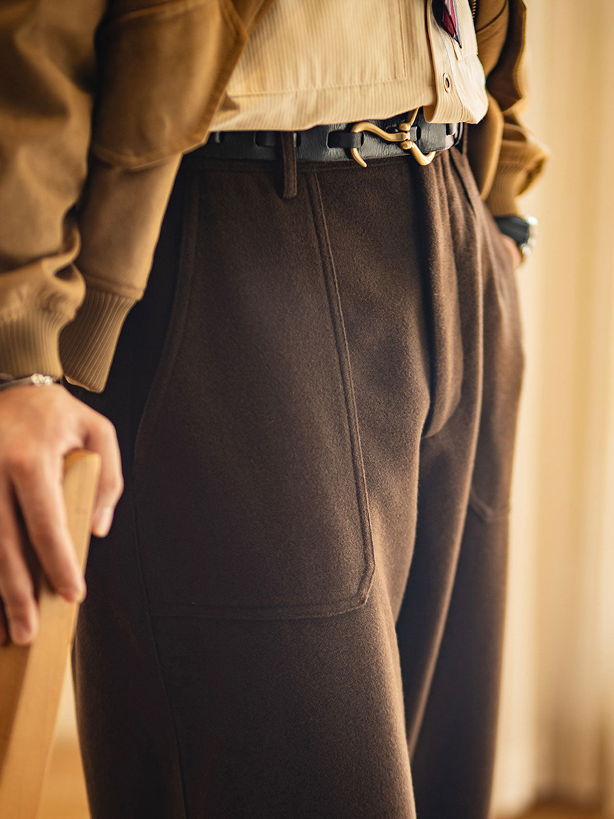 詳細画像: ウエストゴム仕様とスナップボタン付き裾のディテールアップ画像
モデル画像: 冬のカジュアルコーディネートで着用したメンズヴィンテージパンツのスタイル画像