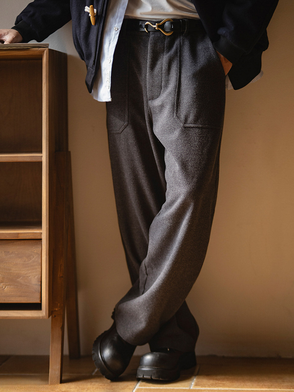 詳細画像: ウエストゴム仕様とスナップボタン付き裾のディテールアップ画像
モデル画像: 冬のカジュアルコーディネートで着用したメンズヴィンテージパンツのスタイル画像