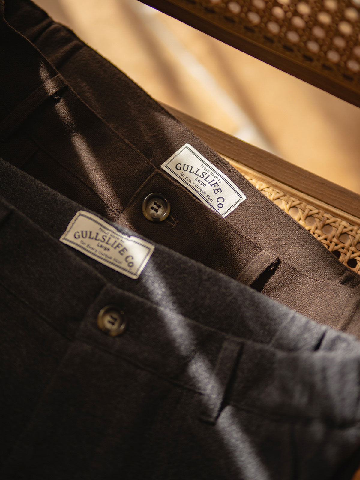 製品画像: ラシャ素材使用のヴィンテージリラックスパンツ ラシャスラックス メンズ 冬 正面画像
詳細画像: ウエストゴム仕様とスナップボタン付き裾のディテールアップ画像