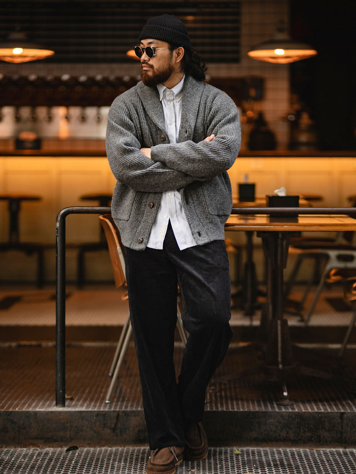 詳細画像
ニットカーディガンのリブ編みディテールとブランドカスタム「ジェントルマン」デザインを特写。型崩れしにくいリブ編み技術と高級感あふれるディテールが際立つクローズアップ画像。

モデル画像
モデルが加厚メリノウール ニットカーディガンを着用し、冬の紳士的なスタイリングを披露。ビジネスカジュアルから日常のカジュアルスタイルまで対応する洗練されたコーディネート例。