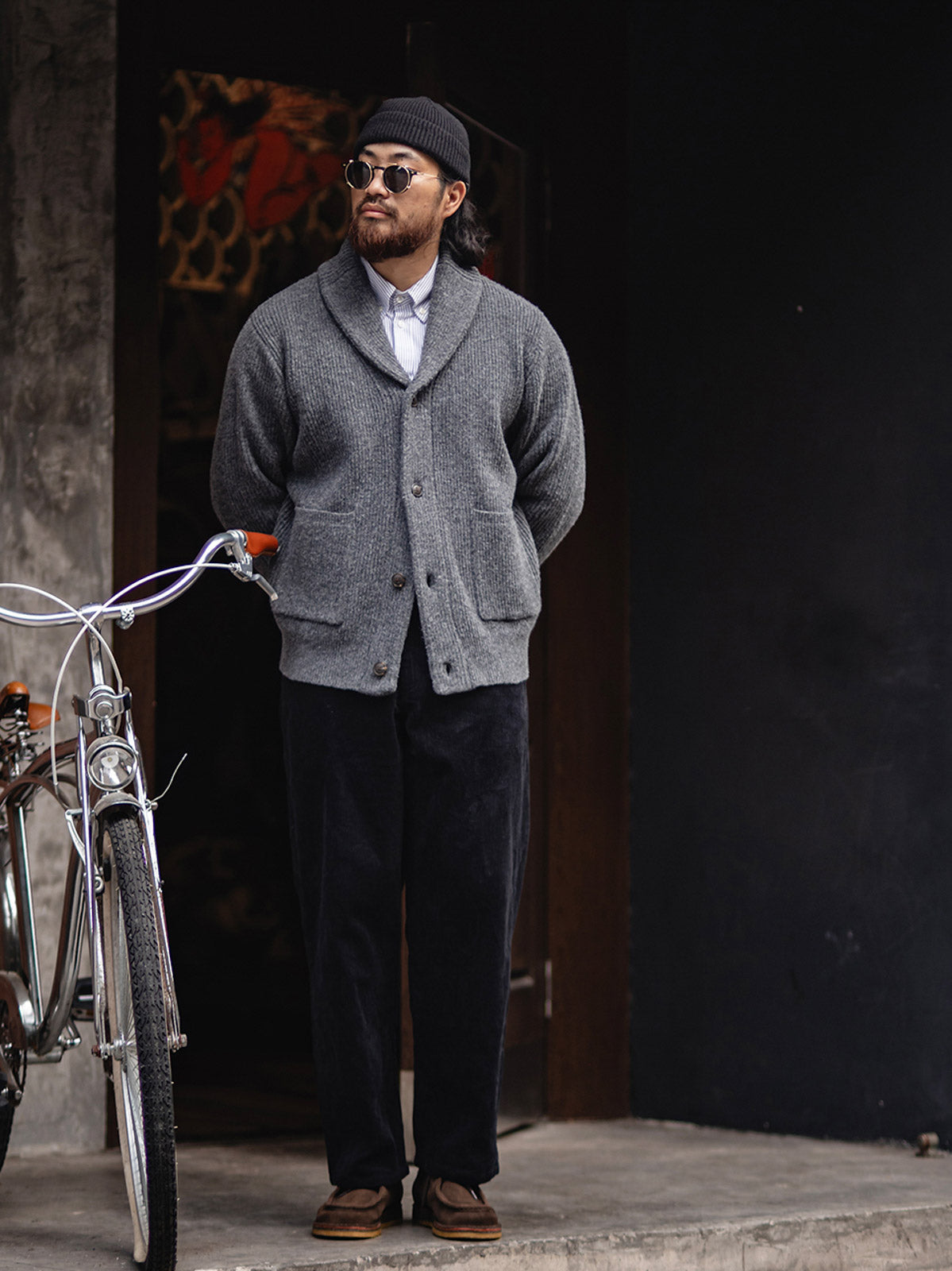 詳細画像
ニットカーディガンのリブ編みディテールとブランドカスタム「ジェントルマン」デザインを特写。型崩れしにくいリブ編み技術と高級感あふれるディテールが際立つクローズアップ画像。

モデル画像
モデルが加厚メリノウール ニットカーディガンを着用し、冬の紳士的なスタイリングを披露。ビジネスカジュアルから日常のカジュアルスタイルまで対応する洗練されたコーディネート例。