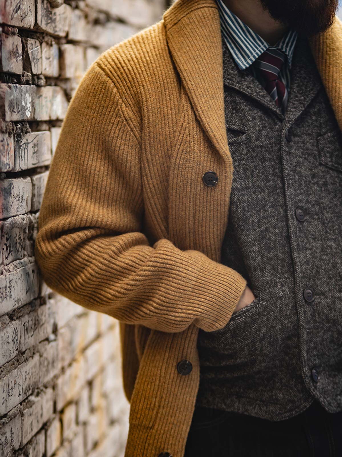 詳細画像
ニットカーディガンのリブ編みディテールとブランドカスタム「ジェントルマン」デザインを特写。型崩れしにくいリブ編み技術と高級感あふれるディテールが際立つクローズアップ画像。

モデル画像
モデルが加厚メリノウール ニットカーディガンを着用し、冬の紳士的なスタイリングを披露。ビジネスカジュアルから日常のカジュアルスタイルまで対応する洗練されたコーディネート例。