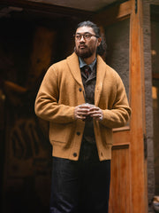 詳細画像
ニットカーディガンのリブ編みディテールとブランドカスタム「ジェントルマン」デザインを特写。型崩れしにくいリブ編み技術と高級感あふれるディテールが際立つクローズアップ画像。

モデル画像
モデルが加厚メリノウール ニットカーディガンを着用し、冬の紳士的なスタイリングを披露。ビジネスカジュアルから日常のカジュアルスタイルまで対応する洗練されたコーディネート例。