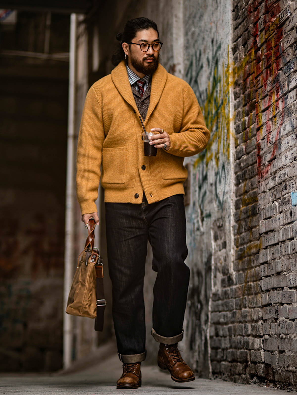 詳細画像
ニットカーディガンのリブ編みディテールとブランドカスタム「ジェントルマン」デザインを特写。型崩れしにくいリブ編み技術と高級感あふれるディテールが際立つクローズアップ画像。

モデル画像
モデルが加厚メリノウール ニットカーディガンを着用し、冬の紳士的なスタイリングを披露。ビジネスカジュアルから日常のカジュアルスタイルまで対応する洗練されたコーディネート例。